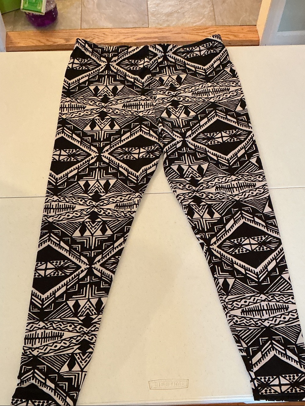 WinWin Black & White Aztec-Print Leggings